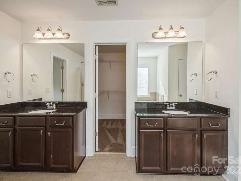 4015 Amber Leigh Way Drive, Charlotte, NC 28269.  MLS# CAR4251417, YatesRealty ID 8995. Primary Bathroom