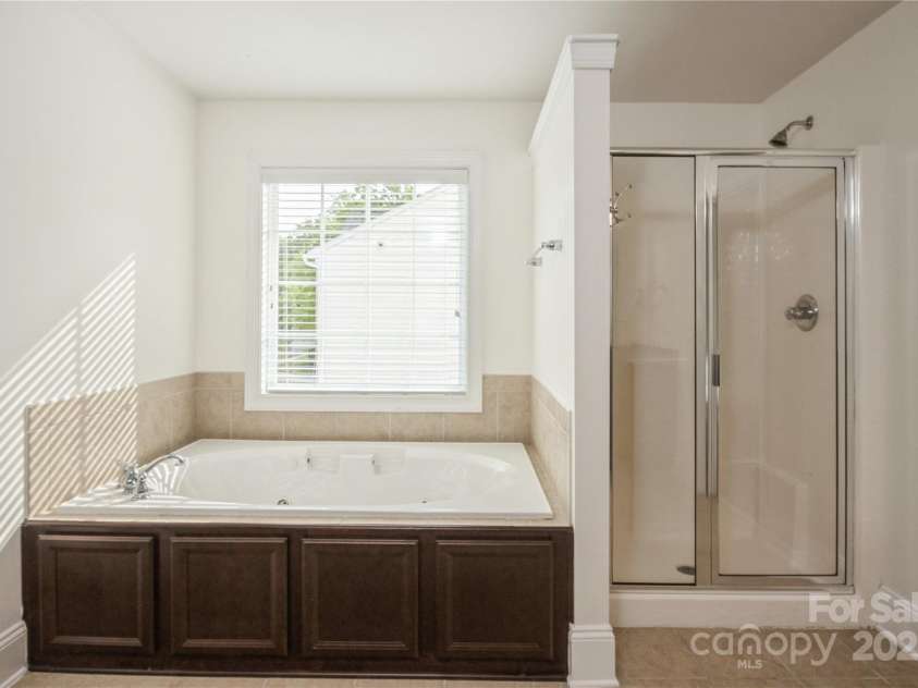 4015 Amber Leigh Way Drive, Charlotte, NC 28269.  MLS# CAR4251417, YatesRealty ID 8995. Primary Bathroom