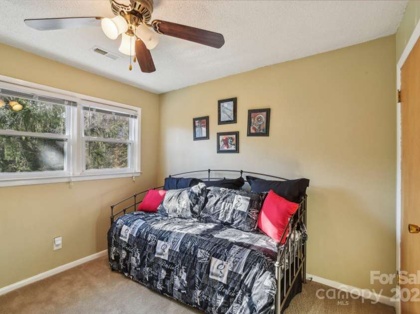 76 Royal Knoll Drive, Hendersonville, NC 28739.  MLS# CAR4223779, YatesRealty ID 8997. 