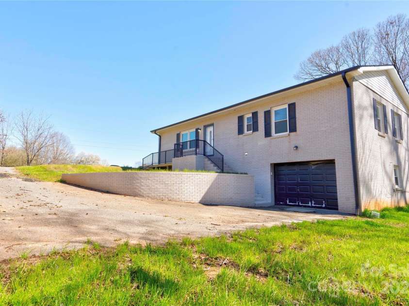 108 Spiral Lane, Shelby, NC 28152.  MLS# CAR4231085, YatesRealty ID 9004. Front Right