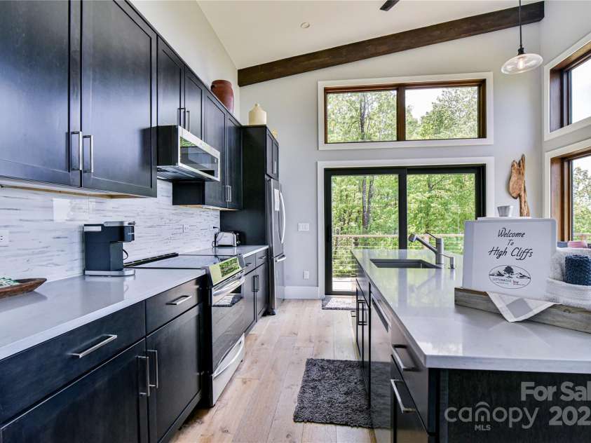 41 High Cliffs Trail, Black Mountain, NC 28711.  MLS# CAR4211421, YatesRealty ID 9005. 