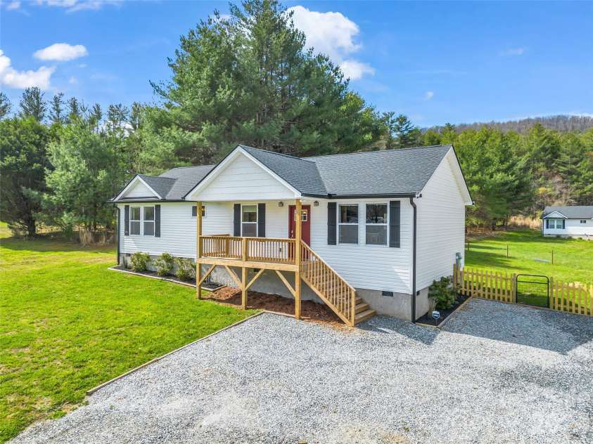 29 Kanes Drive, Hendersonville, NC 28739.  MLS# CAR4366222, YatesRealty ID 9007. 