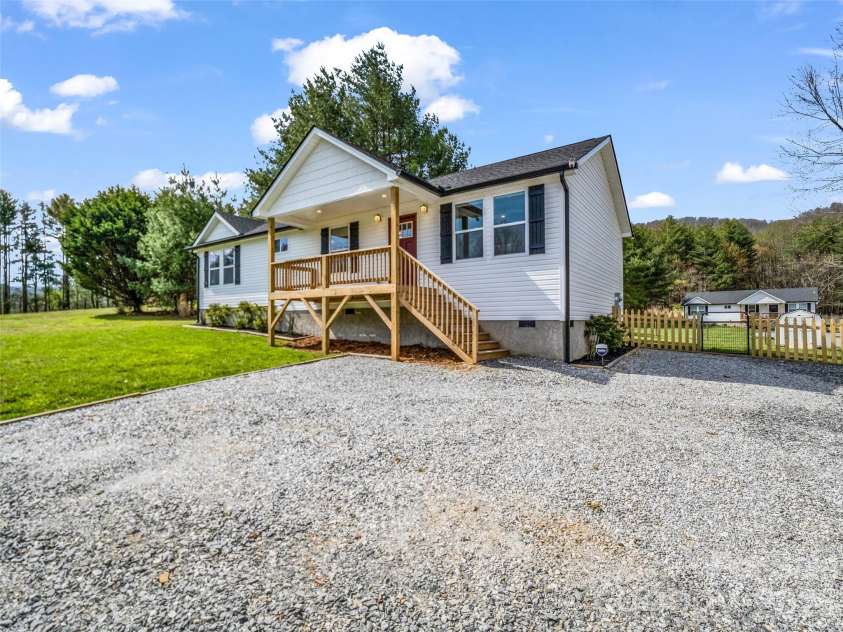 29 Kanes Drive, Hendersonville, NC 28739.  MLS# CAR4366222, YatesRealty ID 9007. 