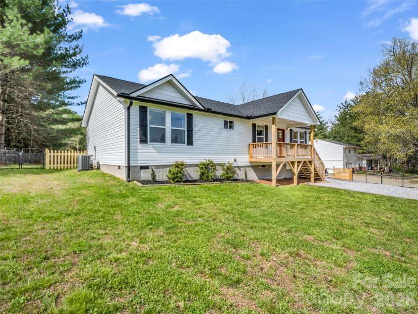 29 Kanes Drive, Hendersonville, NC 28739.  MLS# CAR4366222, YatesRealty ID 9007. 