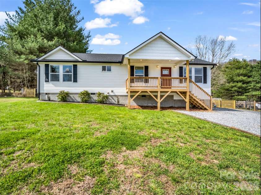 29 Kanes Drive, Hendersonville, NC 28739.  MLS# CAR4366222, YatesRealty ID 9007. 