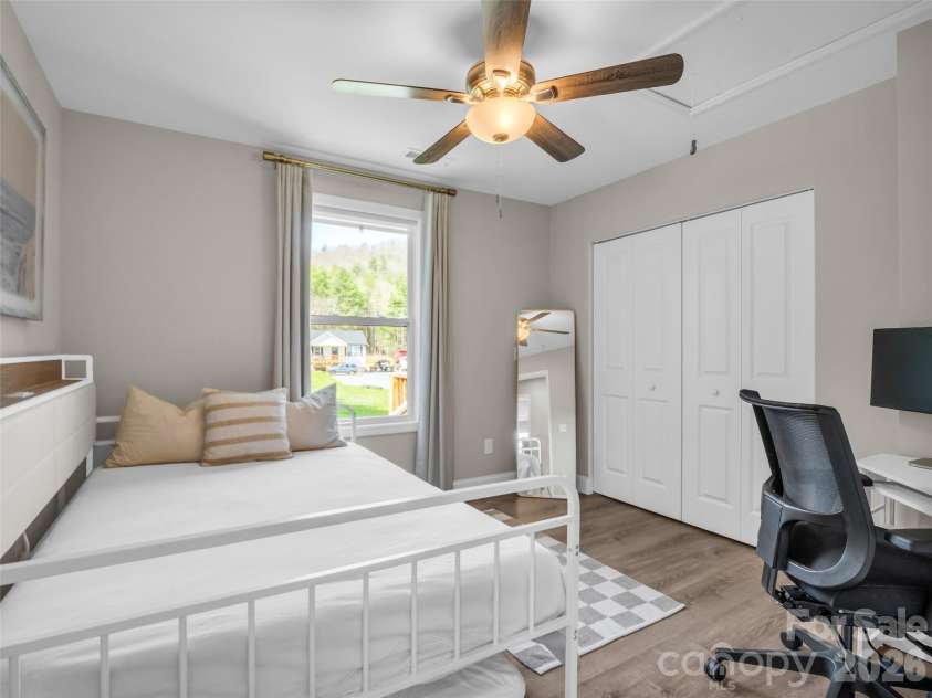 29 Kanes Drive, Hendersonville, NC 28739.  MLS# CAR4366222, YatesRealty ID 9007. 