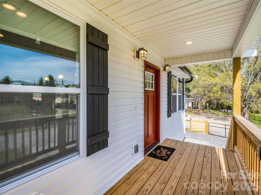 29 Kanes Drive, Hendersonville, NC 28739.  MLS# CAR4366222, YatesRealty ID 9007. 