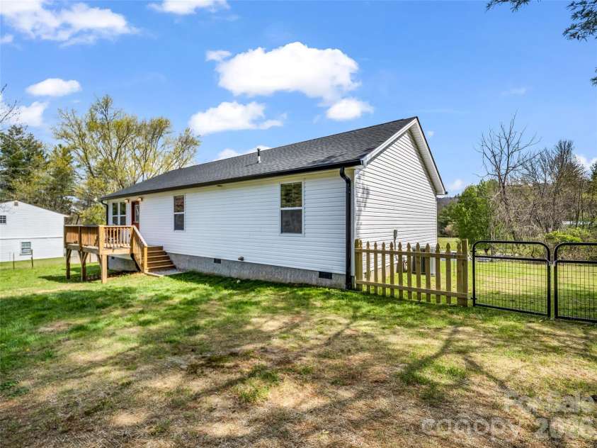 29 Kanes Drive, Hendersonville, NC 28739.  MLS# CAR4366222, YatesRealty ID 9007. 