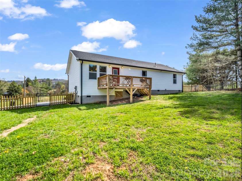 29 Kanes Drive, Hendersonville, NC 28739.  MLS# CAR4366222, YatesRealty ID 9007. 