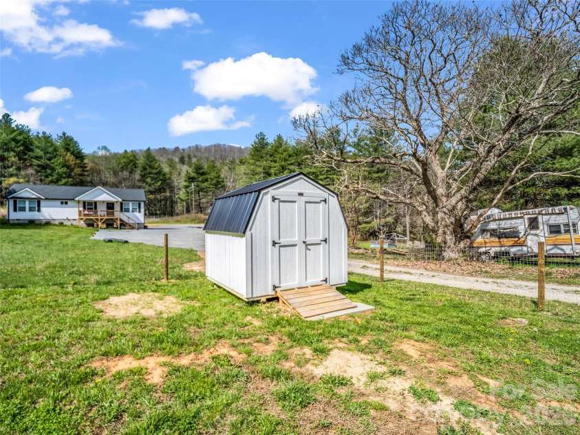 29 Kanes Drive, Hendersonville, NC 28739.  MLS# CAR4366222, YatesRealty ID 9007. 