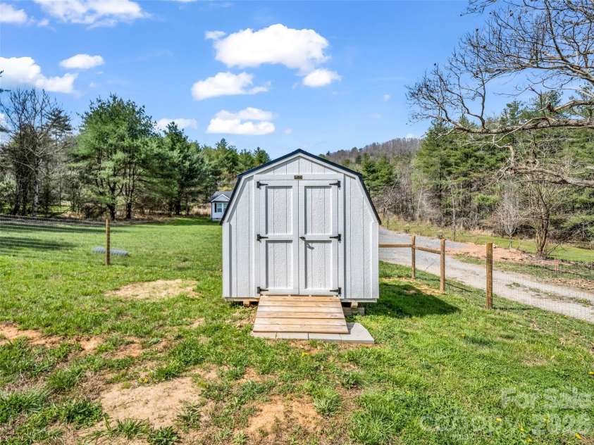 29 Kanes Drive, Hendersonville, NC 28739.  MLS# CAR4366222, YatesRealty ID 9007. 
