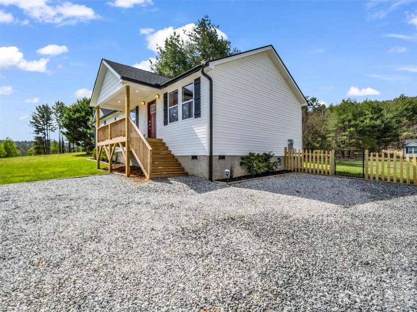 29 Kanes Drive, Hendersonville, NC 28739.  MLS# CAR4366222, YatesRealty ID 9007. 
