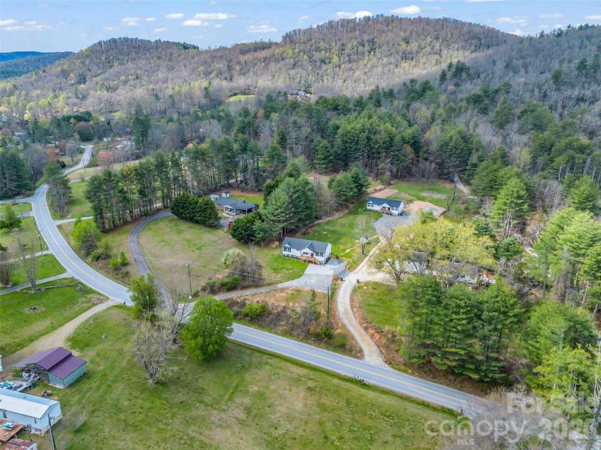 29 Kanes Drive, Hendersonville, NC 28739.  MLS# CAR4366222, YatesRealty ID 9007. 
