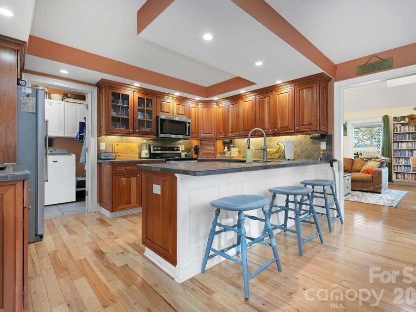 410 Forest Lake Road, Brevard, NC 28712.  MLS# CAR4364087, YatesRealty ID 9011. Breakfast Bar