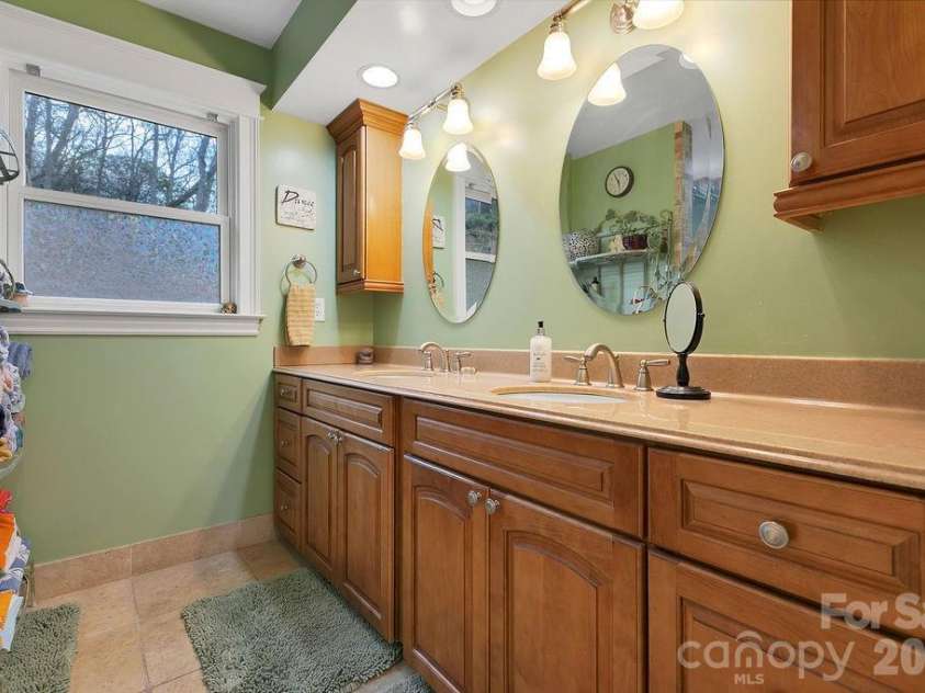 410 Forest Lake Road, Brevard, NC 28712.  MLS# CAR4364087, YatesRealty ID 9011. Primary Bath
