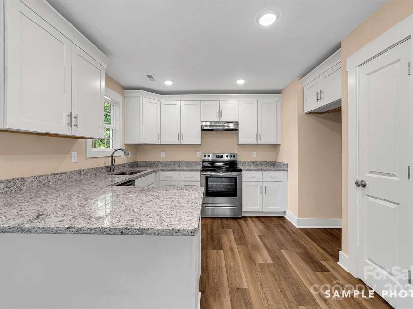 1587 Green Circle Drive, Gastonia, NC 28054.  MLS# CAR4239405, YatesRealty ID 9012. Kitchen with Breakfast Bar