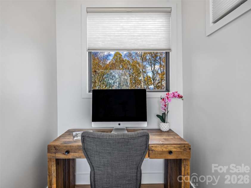15 Laurel Ledge Way, Fletcher, NC 28732.  MLS# CAR4316029, YatesRealty ID 9014. Get creative at the desk nook.