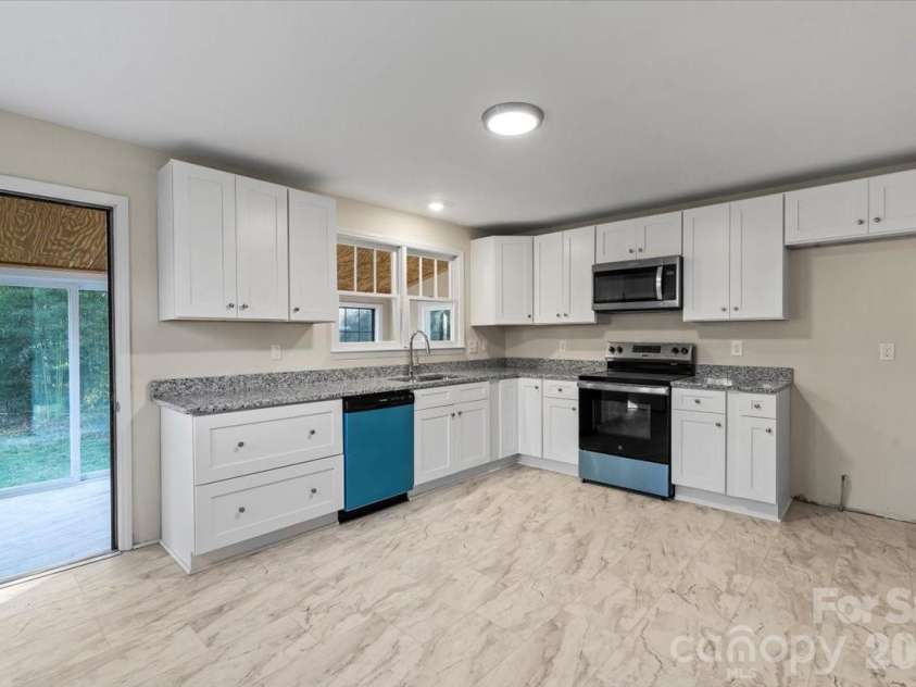 165 Lacy Street, Chester, SC 29706.  MLS# CAR4338472, YatesRealty ID 9016. Eat-in Kitchen