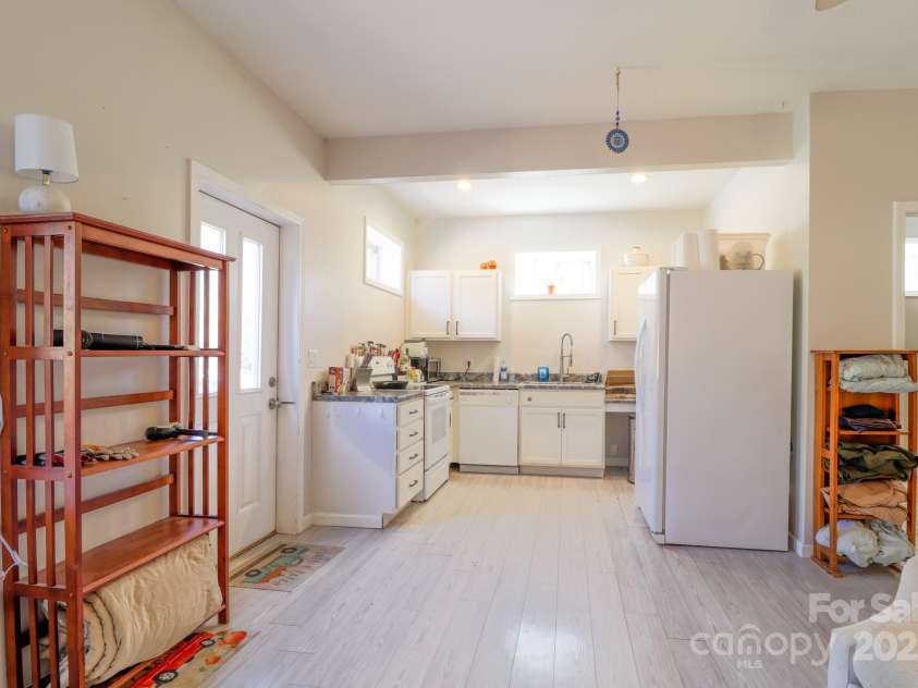 146 Green Briar Lane, Green Mountain, NC 28740.  MLS# CAR4287422, YatesRealty ID 9017. Basement Studio Kitchen