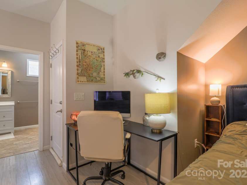 146 Green Briar Lane, Green Mountain, NC 28740.  MLS# CAR4287422, YatesRealty ID 9017. Basement Studio With Full Bath
