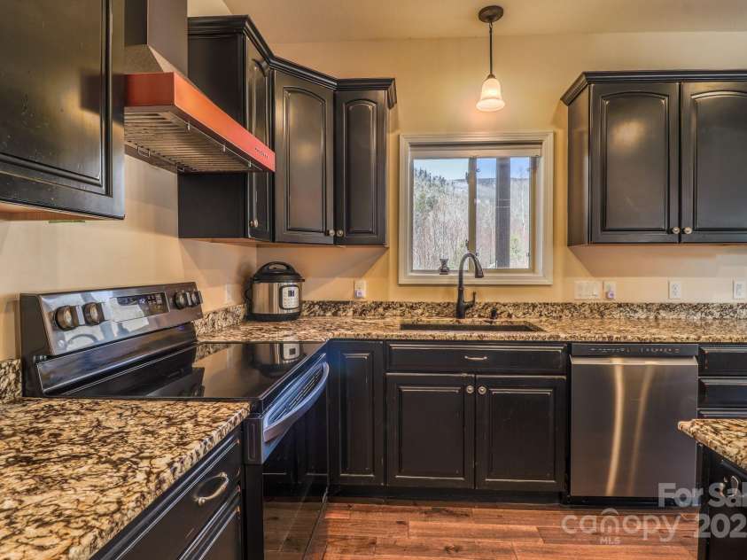 146 Green Briar Lane, Green Mountain, NC 28740.  MLS# CAR4287422, YatesRealty ID 9017. Main Level Kitchen