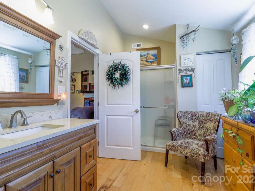 146 Green Briar Lane, Green Mountain, NC 28740.  MLS# CAR4287422, YatesRealty ID 9017. Upstairs Bath