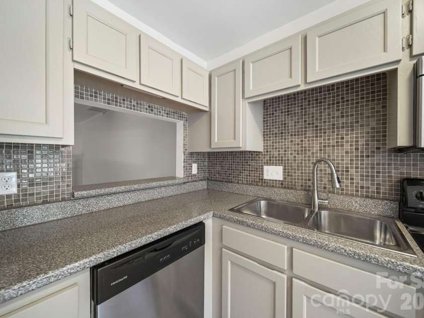 8217 Pineville Matthews Road, Charlotte, NC 28226.  MLS# CAR4371386, YatesRealty ID 9017. 