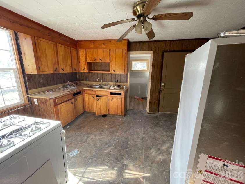 35 Center Street, Great Falls, SC 29055.  MLS# CAR4334784, YatesRealty ID 902. 