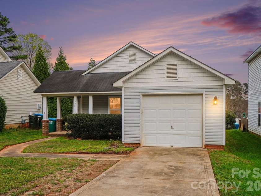 205 Amir Circle, Matthews, NC 28105.  MLS# CAR4356805, YatesRealty ID 9020. 