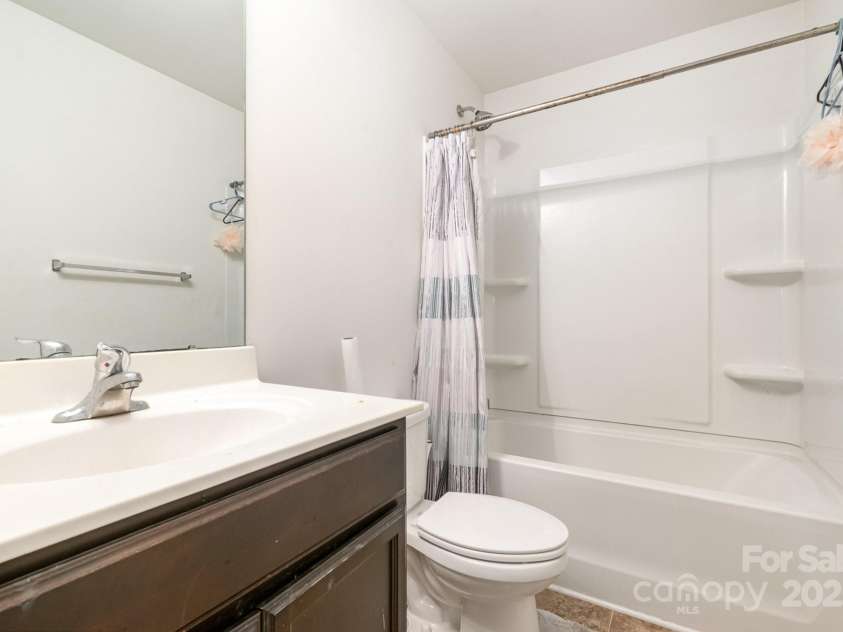 3033 Green Apple Drive, Dallas, NC 28034.  MLS# CAR4250070, YatesRealty ID 9021. 