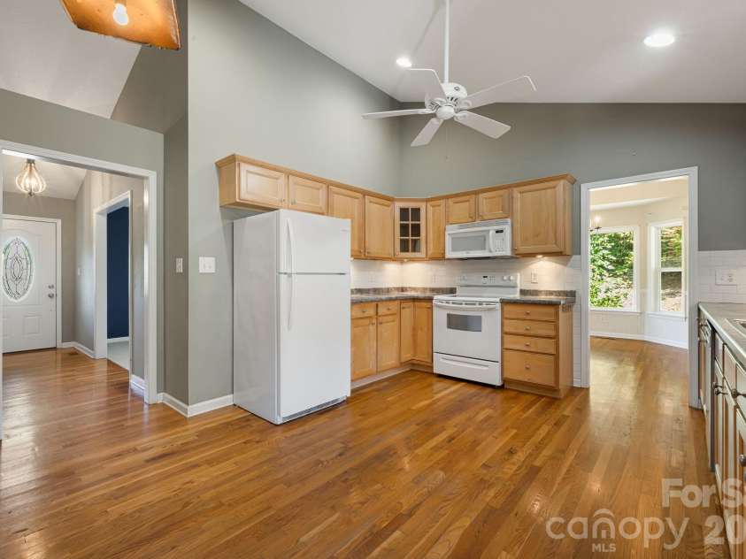 207 Christina Court, Asheville, NC 28806.  MLS# CAR4330846, YatesRealty ID 9023. Large Kitchen