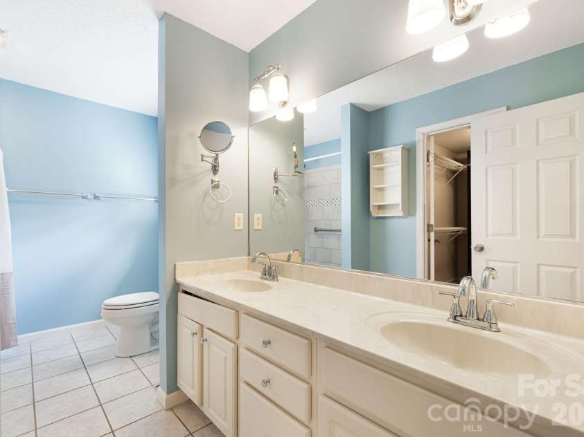 207 Christina Court, Asheville, NC 28806.  MLS# CAR4330846, YatesRealty ID 9023. Primary Bath
