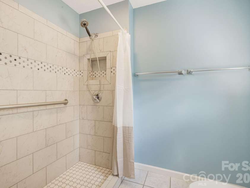 207 Christina Court, Asheville, NC 28806.  MLS# CAR4330846, YatesRealty ID 9023. Primary Bath