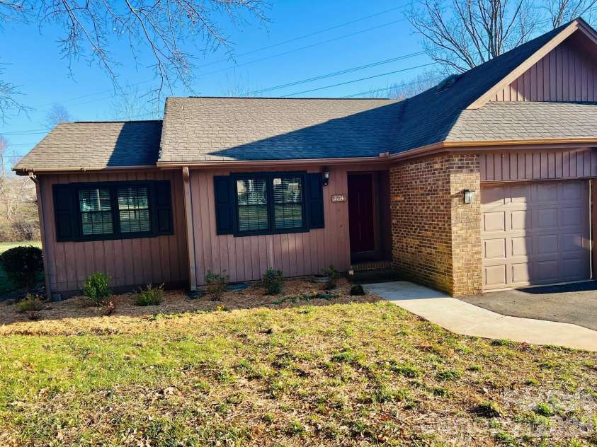 2774 Woodridge Drive, Fort Mill, SC 29715.  MLS# CAR4335405, YatesRealty ID 9025. 