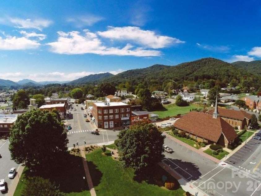 328 Bowditch Street, Burnsville, NC 28714.  MLS# CAR4332968, YatesRealty ID 9026. 