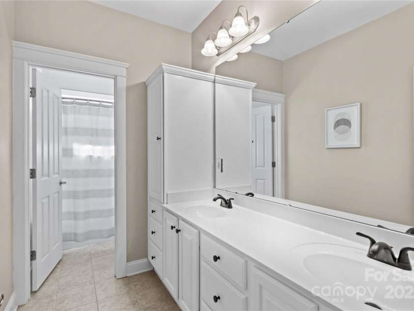 137 Hunters Hill Drive, Statesville, NC 28677.  MLS# CAR4230456, YatesRealty ID 9033. 2nd full bath on 2nd floor
