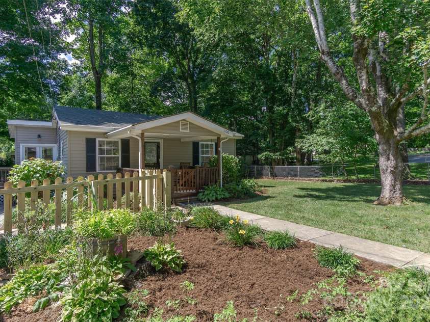 100 5th Street, Black Mountain, NC 28711.  MLS# CAR4249391, YatesRealty ID 9036. 