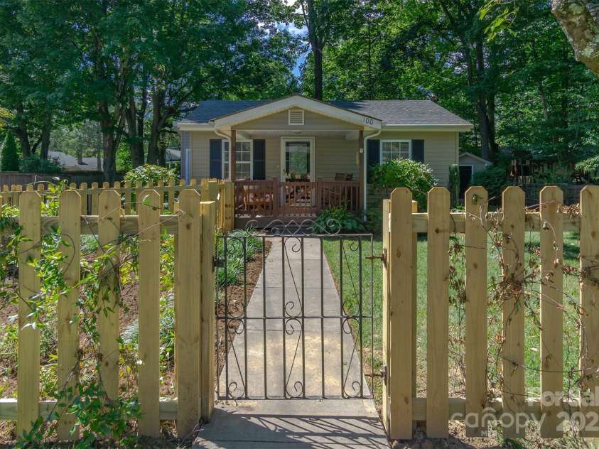 100 5th Street, Black Mountain, NC 28711.  MLS# CAR4249391, YatesRealty ID 9036. 