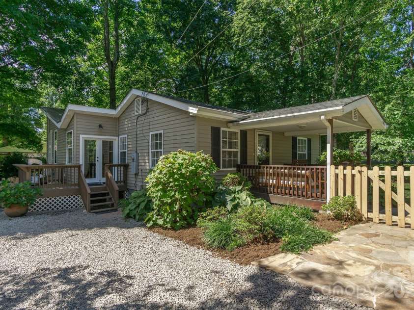 100 5th Street, Black Mountain, NC 28711.  MLS# CAR4249391, YatesRealty ID 9036. 