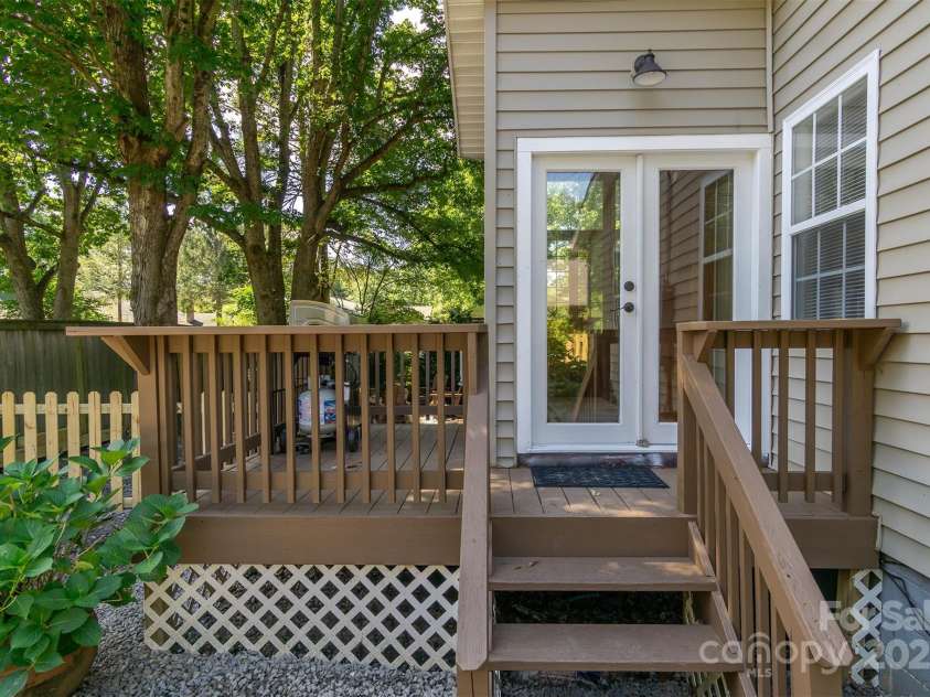 100 5th Street, Black Mountain, NC 28711.  MLS# CAR4249391, YatesRealty ID 9036. 