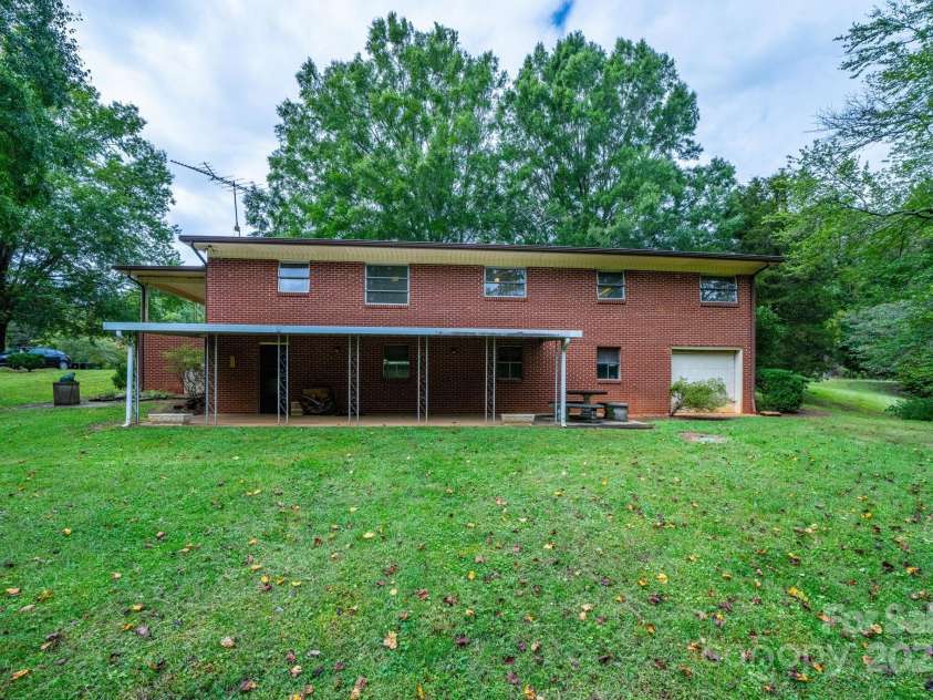 4955 Midway Sand Road, Hickory, NC 28601.  MLS# CAR4309064, YatesRealty ID 9037. 