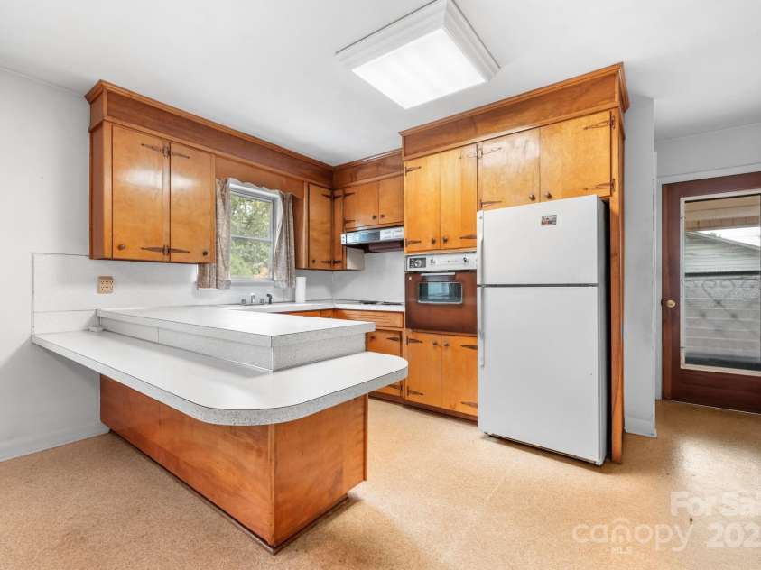 4955 Midway Sand Road, Hickory, NC 28601.  MLS# CAR4309064, YatesRealty ID 9037. 