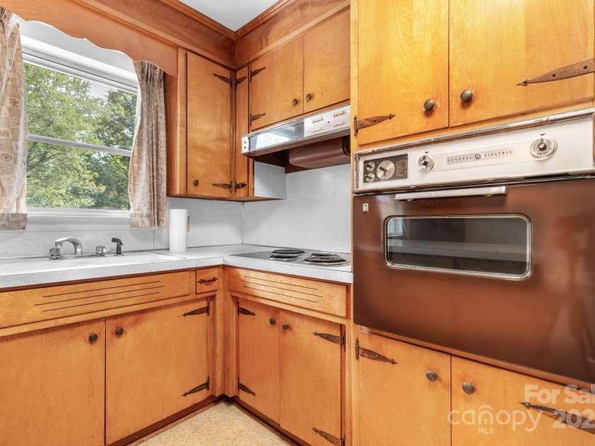 4955 Midway Sand Road, Hickory, NC 28601.  MLS# CAR4309064, YatesRealty ID 9037. 