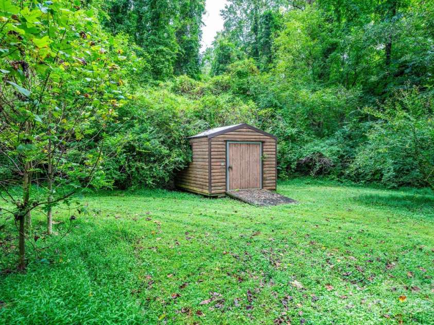 4955 Midway Sand Road, Hickory, NC 28601.  MLS# CAR4309064, YatesRealty ID 9037. 