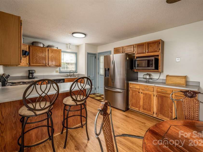 166 Rosalind Lane, Statesville, NC 28677.  MLS# CAR4114353, YatesRealty ID 9038. Kitchen w/Eat-At Breakfast Bar