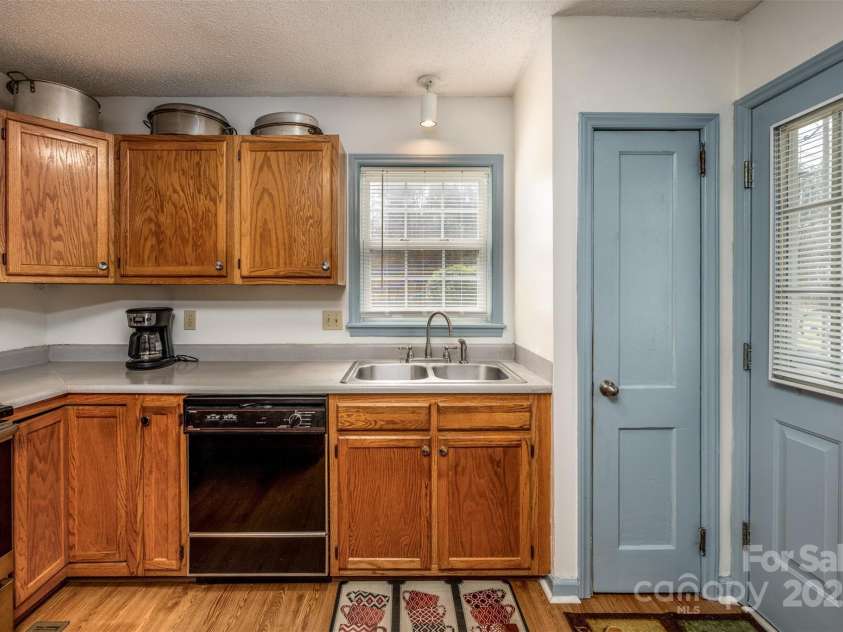 166 Rosalind Lane, Statesville, NC 28677.  MLS# CAR4114353, YatesRealty ID 9038. Kitchen w/Pantry