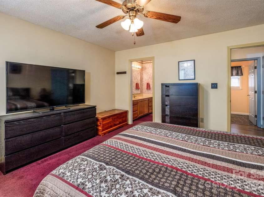 166 Rosalind Lane, Statesville, NC 28677.  MLS# CAR4114353, YatesRealty ID 9038. Primary Bedroom w/Ensuite Bath