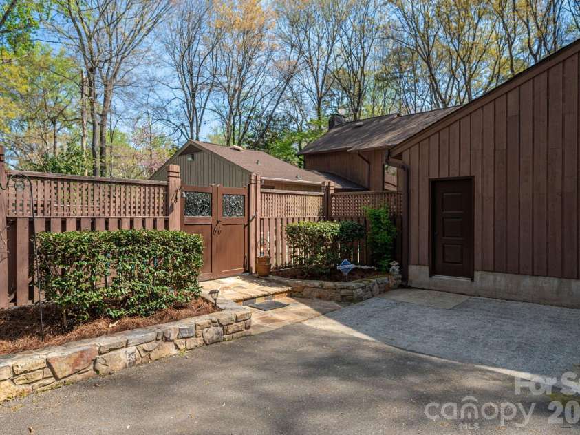 1432 Laurel Lane, Gastonia, NC 28054.  MLS# CAR4358971, YatesRealty ID 9039. 