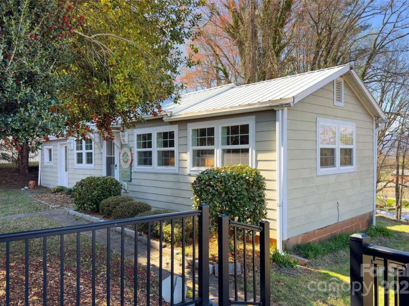 100 Summit Street, Marion, NC 28752.  MLS# CAR4241117, YatesRealty ID 9041. Guest house