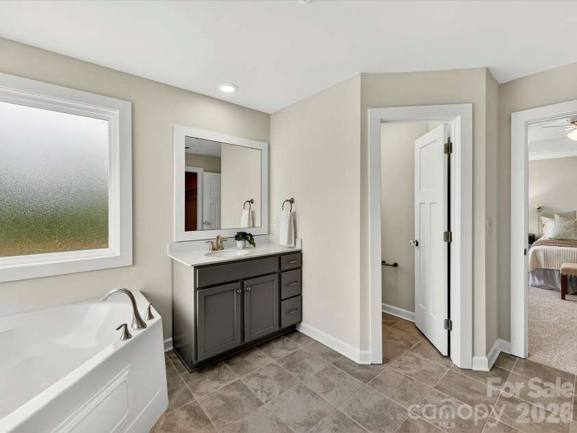 12309 Westbranch Parkway, Davidson, NC 28036.  MLS# CAR4336206, YatesRealty ID 9041. Primary Bathroom
